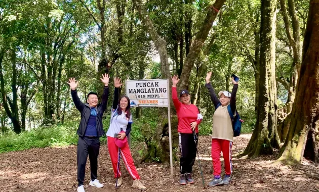 Hiking sampai puncak Gunung Manglayang. Foto : Traveloka