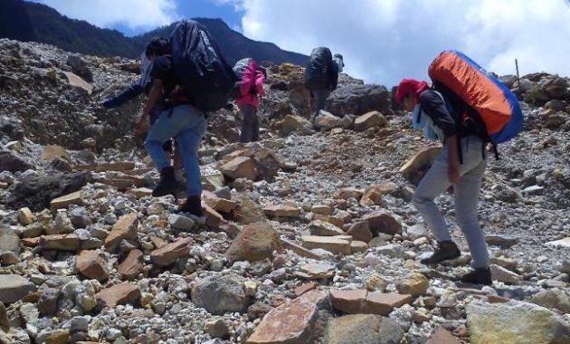 Para pendaki di Gunung Papandayan. Foto : Tri Wahyuni / Kompas