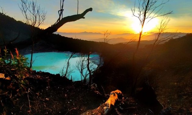 Menikmati Pemandangan Saat Matahari Terbit di Gunung Patuha. Foto : Gan Gan Jatnika